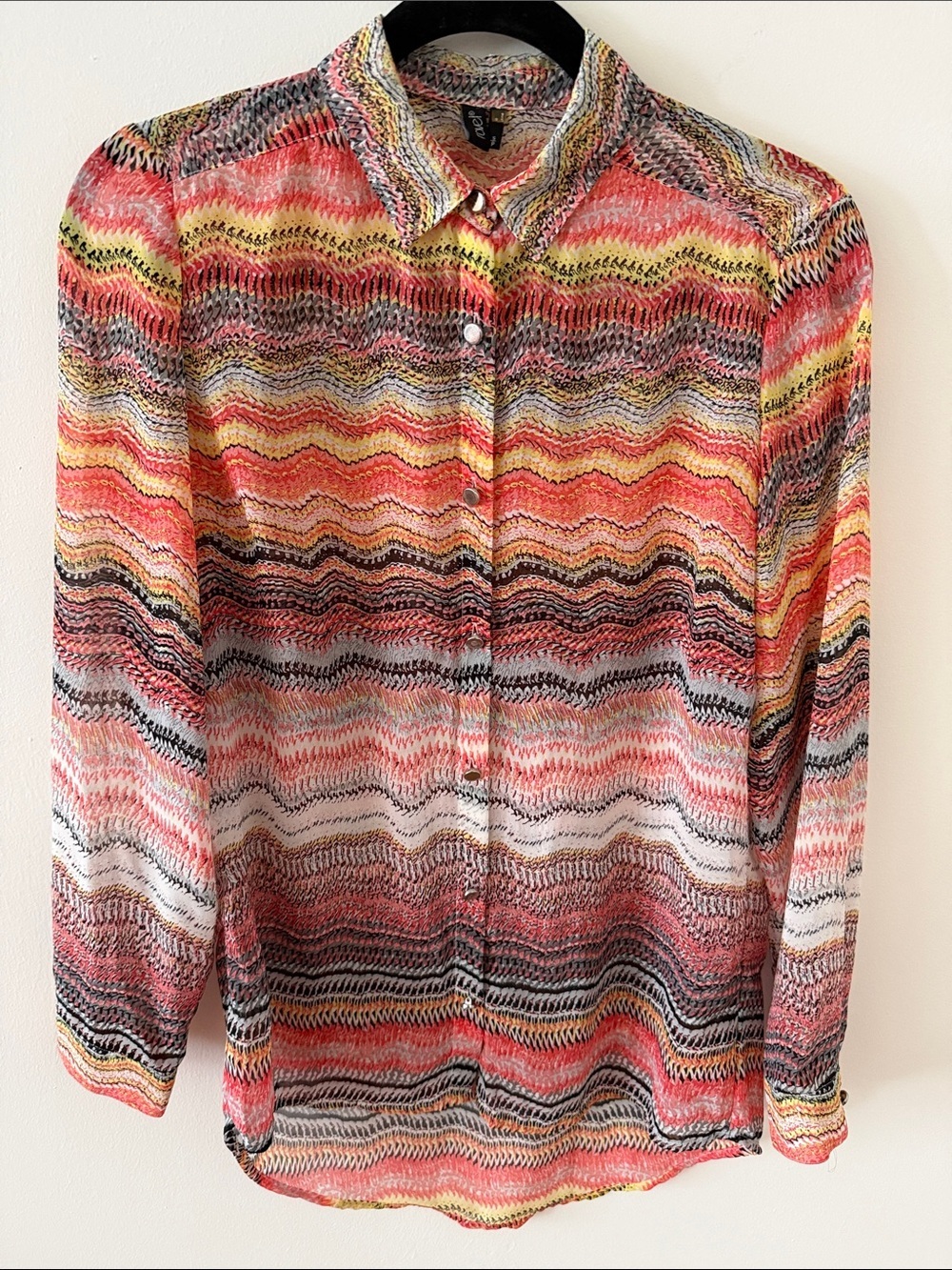 NWT Ravel Semi Sheer Chevron Pattern button down Long Sleeve Blouse. Size Small.